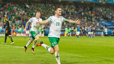 Robbie Brady firar sitt mål mot Italien.