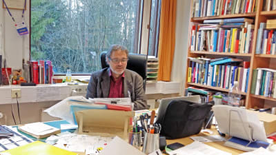 professor Mats Fridlund, Aaltouniversitetet, vid sitt skrivbord i Esbo