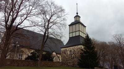 Pargas kyrka med julgran framför klockstapeln.