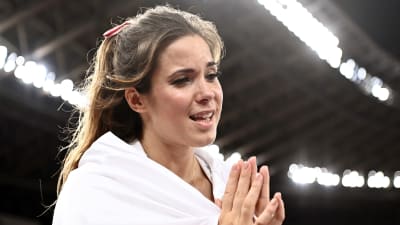 Maria Andrejczyk firar med den polska flaggan.
