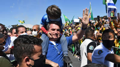 Brasiliens president Jair Bolsonaro med anhängare i Brasilia 31.5.2020. Bolsonaro 