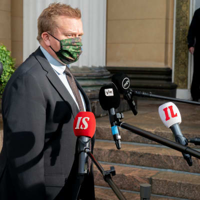 Puolustusministerinministeri Antti Kaikkonen Säätytalon portailla.