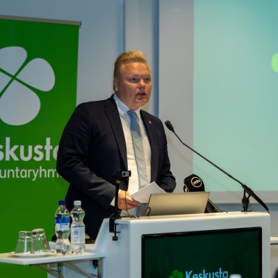 Keskustan eduskuntaryhmän puheenjohtaja puhumassa Keskustan kesäkokouksessa Tampere-talossa.