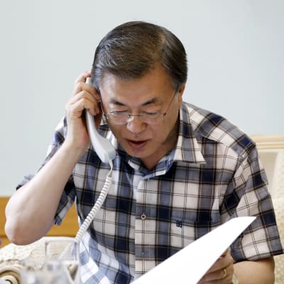 Sydkoreas president Moon Jae-in diskuterar med president Donald Trump över telefon.