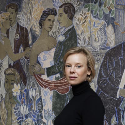 Skådespelaren Alma Pöysti framför en av Tove Janssons fresker på Helsingfors konstmuseum HAM. 