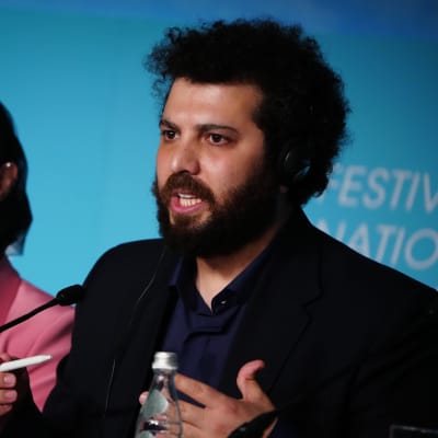 Regissören Saeed Roustaee talar om sin film på filmfestivalen i Cannes.