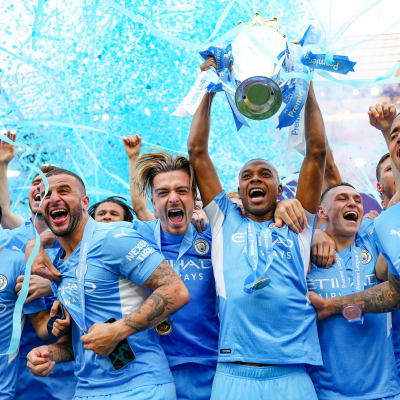 Manchester Cityn pelaajat juhlivat Englannin Valioliigan mestaruutta.