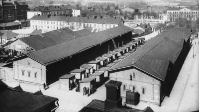 Vy över Narinkens låga träbyggnader på 1920-talet.