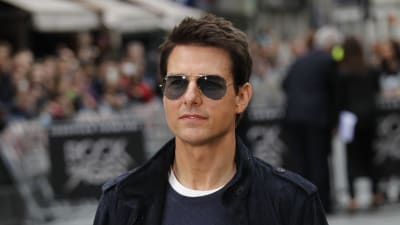Tom Cruise i mörka glasögon.