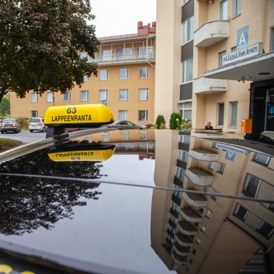 Taksi odottaa asiakasta Etelä-Karjalan keskussairaalan edessä.