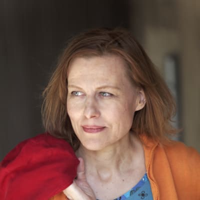 Anja Erämaja tilldelas Yles lyrikpris Den dansande bjrönen 2016.