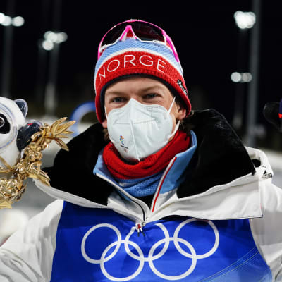 Johannes Hösflot Kläbo firar OS-guldet.