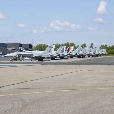 Yhdysvaltojen merijalkaväen omistamia F/A-18 Hornet koneita Rissalassa