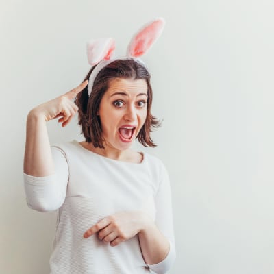 Ung kvinna med kanin-diadem på huvudet