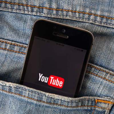 Älypuhelin farkun takataskussa, youtube logo näkyy