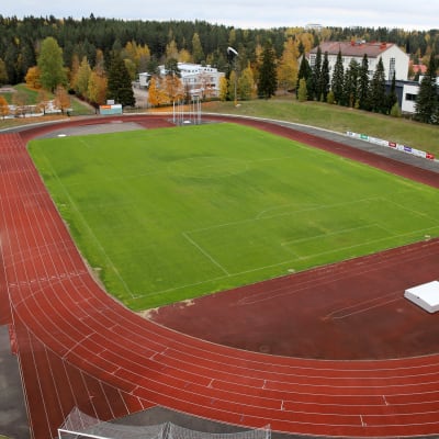 Yleisurheilu- ja jalkapallokenttä Kouvolan urheilupuistossa