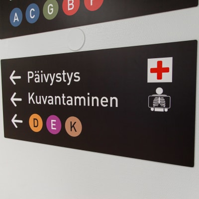 Kuvantamiseen johtava-kyltti Etelä-Karjalan keskussairaalassa.