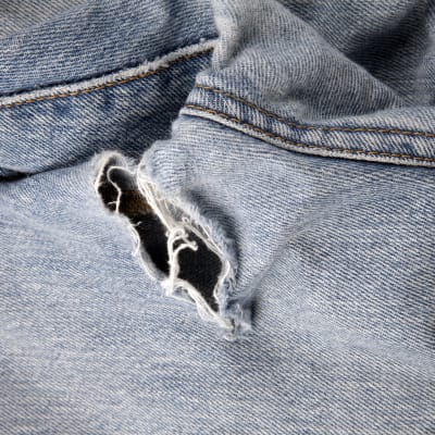 Jeans med hål i.