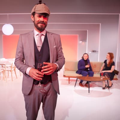 Tommi Korpela som läkaren prövar på att vara Sherlock Holmes. Men Holmes löser inte gåtan om vad tillvaron är.