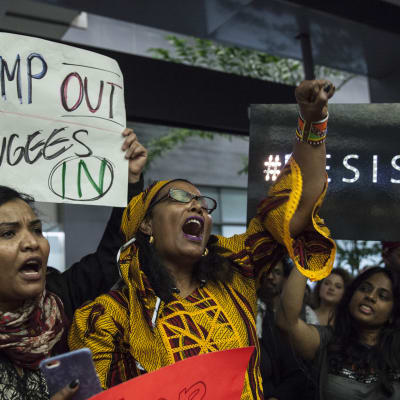 Demonstration på flygplatsen i San Francisco mot Donald Trumps inreseförbud mot sex muslimska länder. 