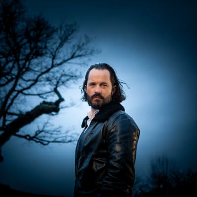 Jens Liljestrand vid ett träd i dyster stämning