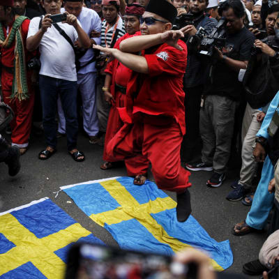 Indonesialaiset osoittivat mieltään Ruotsin suurlähetystön edustalla Jakartassa maanantaina, 30.1.2023.