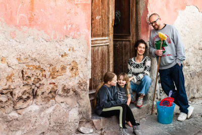 Familjen utanför sitt hus i Sicilien.