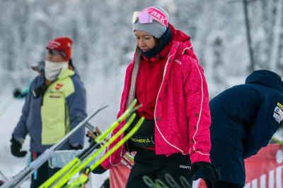 Riitta-Liisa Roponen står i målområdet.