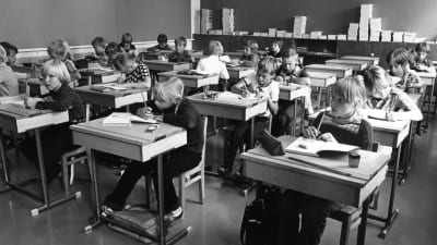 Skolelever som sitter i ett klassrum