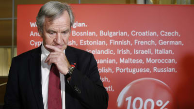Bjørn Kjos ser fundersam ut.