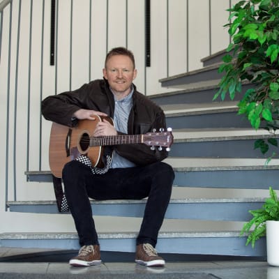 David Strömbäck med gitarr