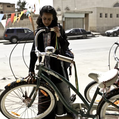 Waad Mohammed elokuvassa Vihreä polkupyörä