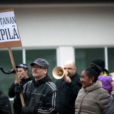 Demonstration vid en flyktingförläggning i Kempele