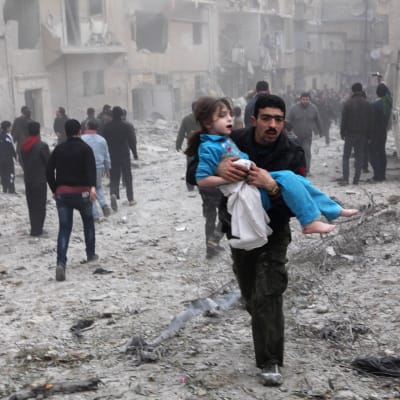 Krigsdrabbade i Syrien bland sönderbombade byggnader
