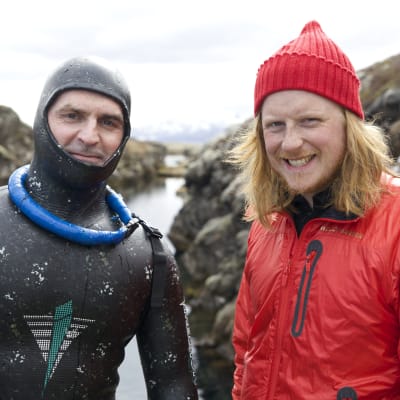 Tom Nylund på Island för att testa fridykning.