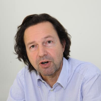pitkätukkainen ja sänkipartainen mies