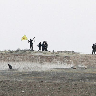 Medlemmar av YPG jublar över att