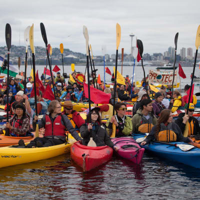 Greenpeaceaktivister försöker stoppa oljeborrningsfartyg.