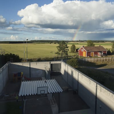 Inhägnad tomt på flyktingförvaret i Konnunsuo.