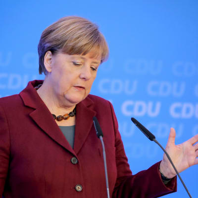 Angela Merkel 9.1.2016 på en presskonferens om hårdare utvisningsregler