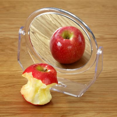 Ett äpple som speglar sig.