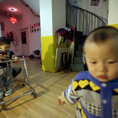 handikappade föräldralösa barn på ett barnhem i Kina.