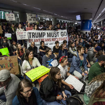 Demonstration mot Donald Trumps immigrationsdekret i flygplatsen i San Fransisco.
