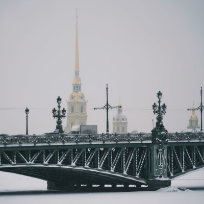 Pietari-Paavalin linnoituksen tornit näkyvät lumisen sillan taustalla.