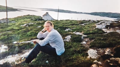 Mårten Svartström som ung ute på landsbygden på Irland. 