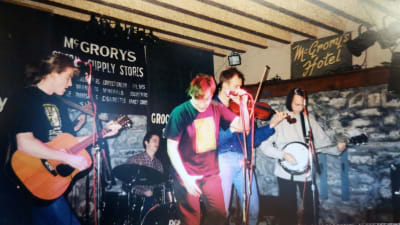 Mårten Svartström spelar gittar med bandet The Scrapes på Irland. 