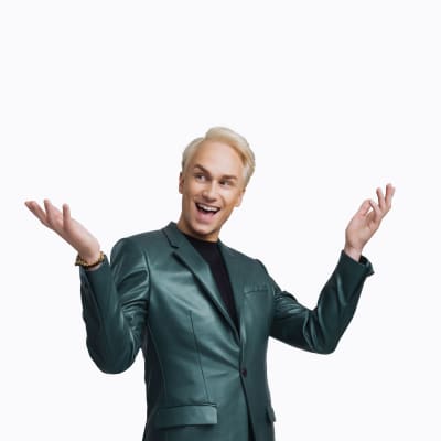 Christoffer Strandberg i en grön kostym. 