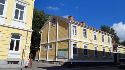 Gult trähus i två våningar.
