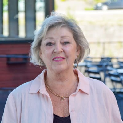 kvinna framför ett somrigt Paatimo