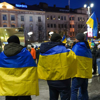 Vaasan torilla osoitettiin tukea Ukrainalle 2.3.2022.